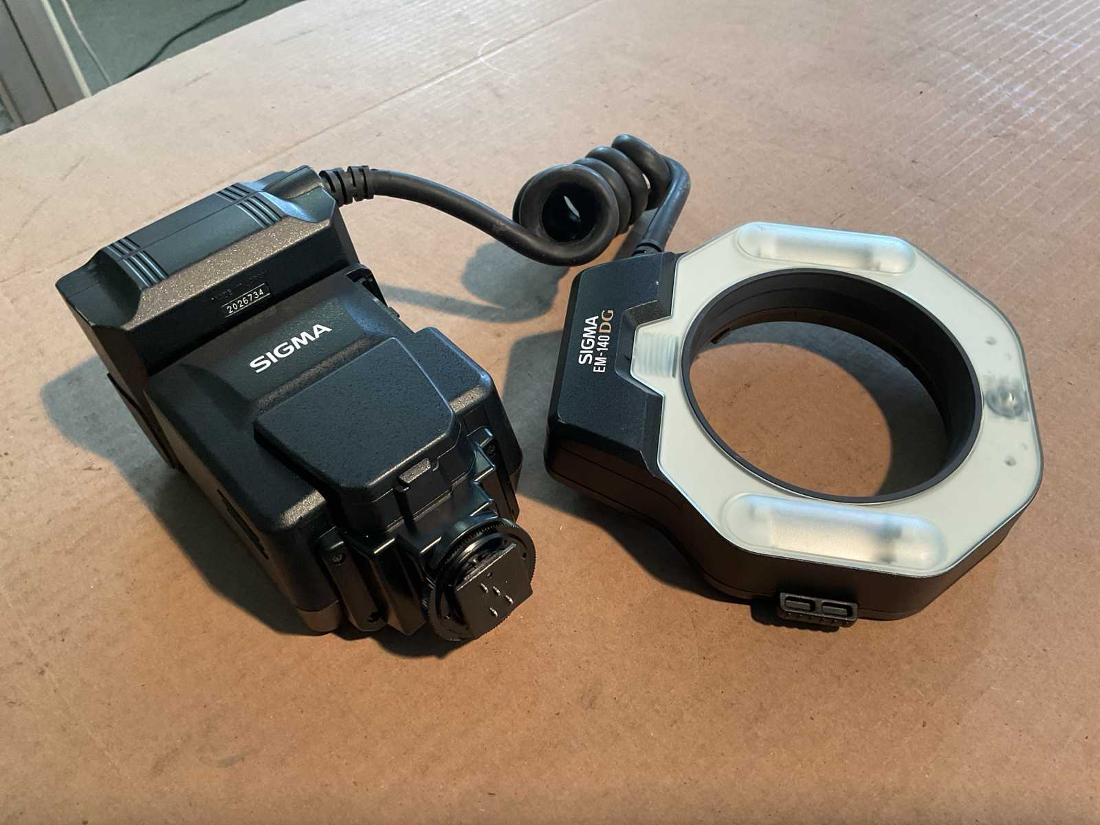 Sigma EM-140 DG Flitser