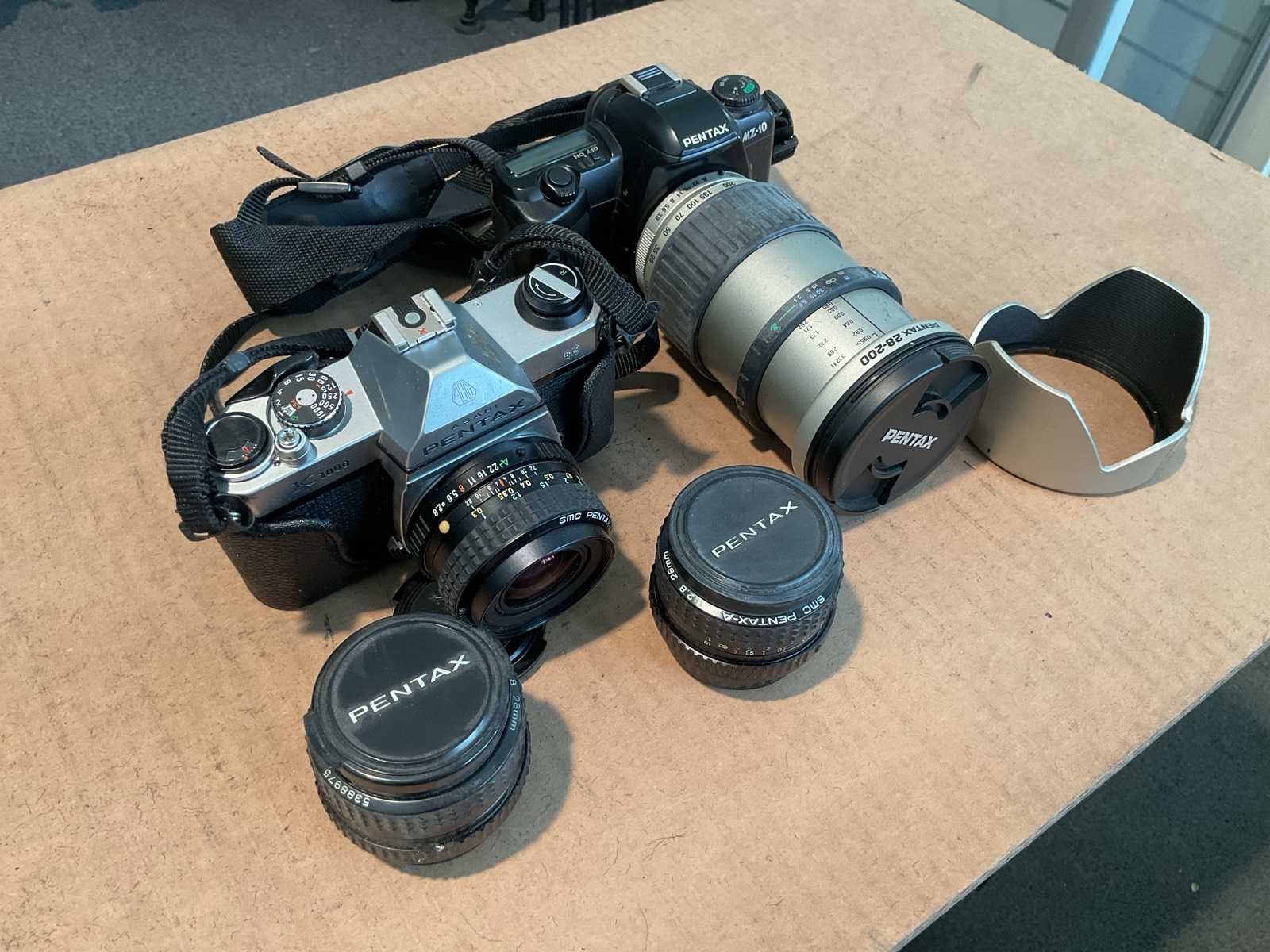 Pentax K 1000 en MZ-10 Fotocamera set in tas