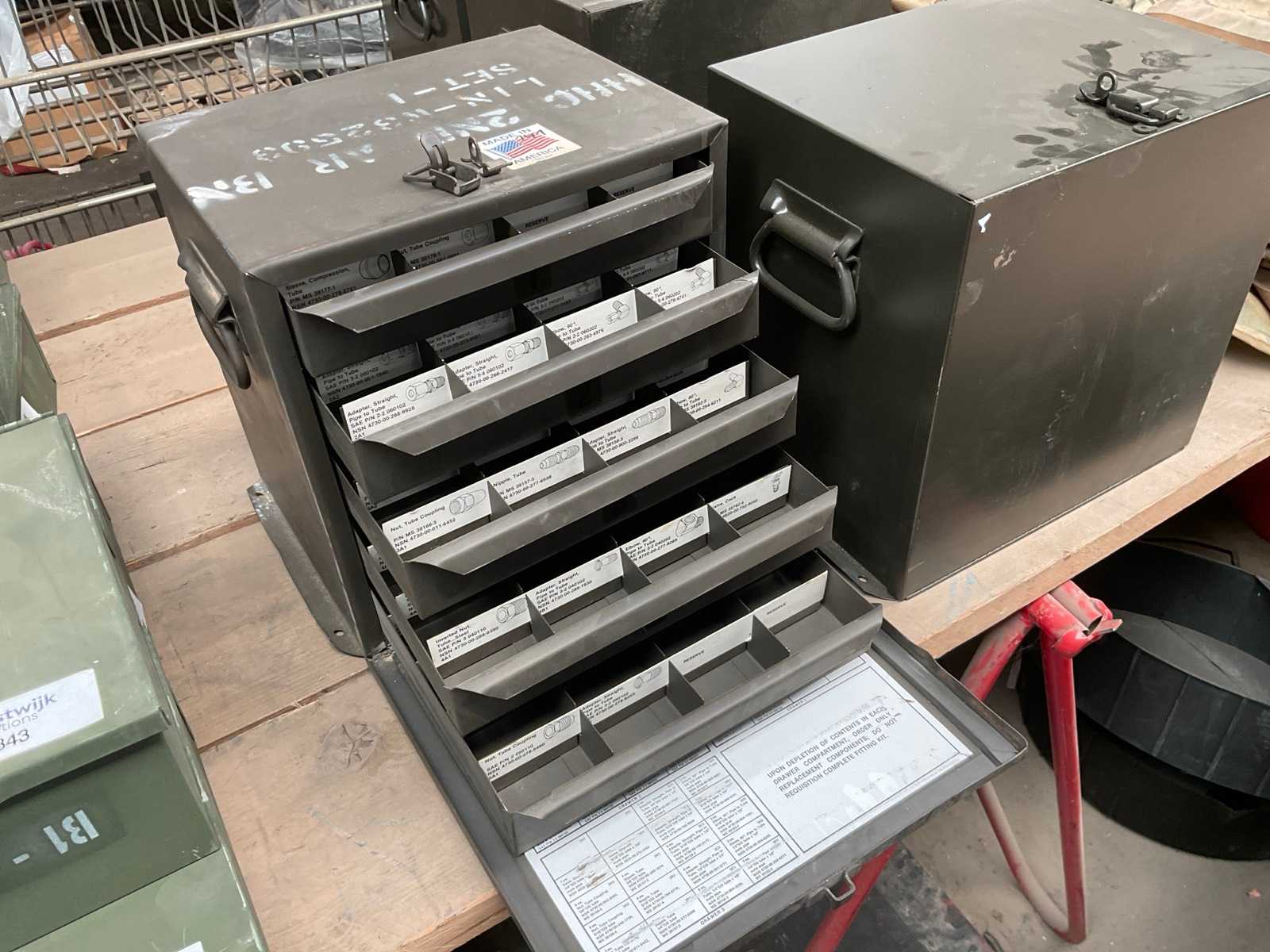 Vintage metalen onderdelen kast