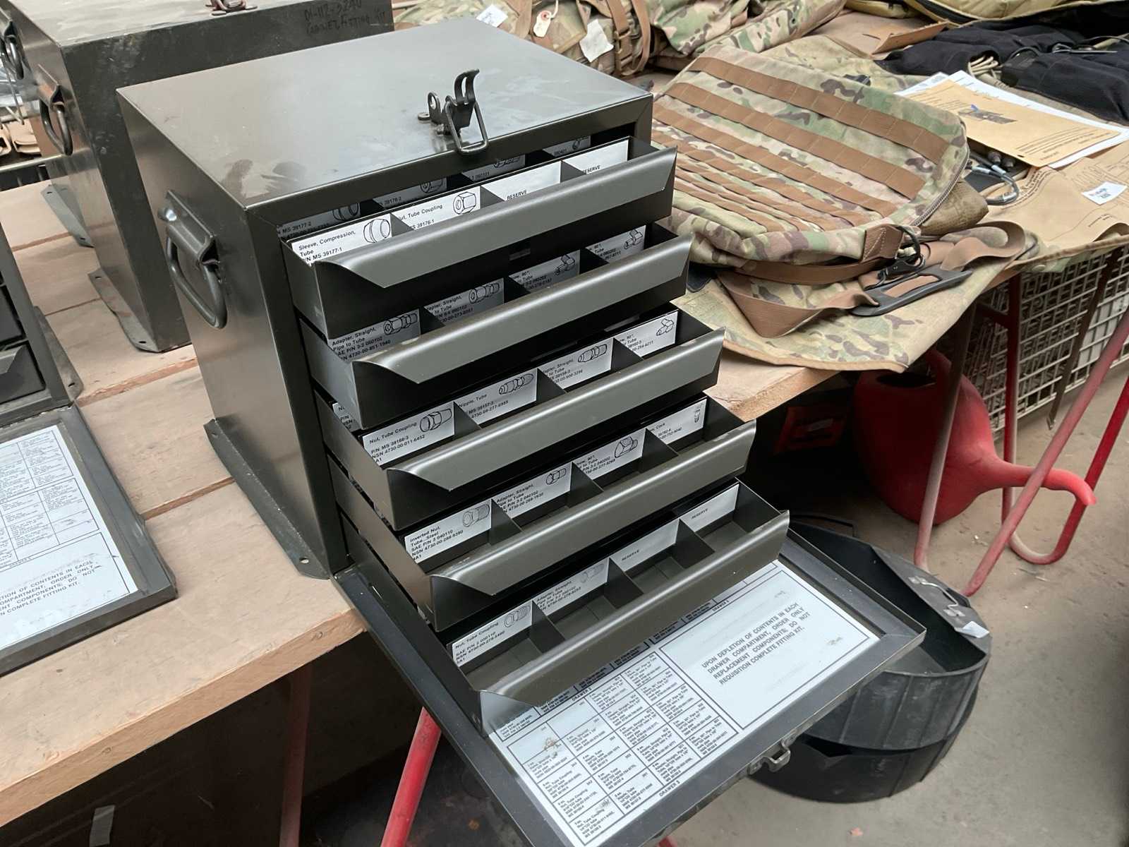 Vintage metalen onderdelen kast