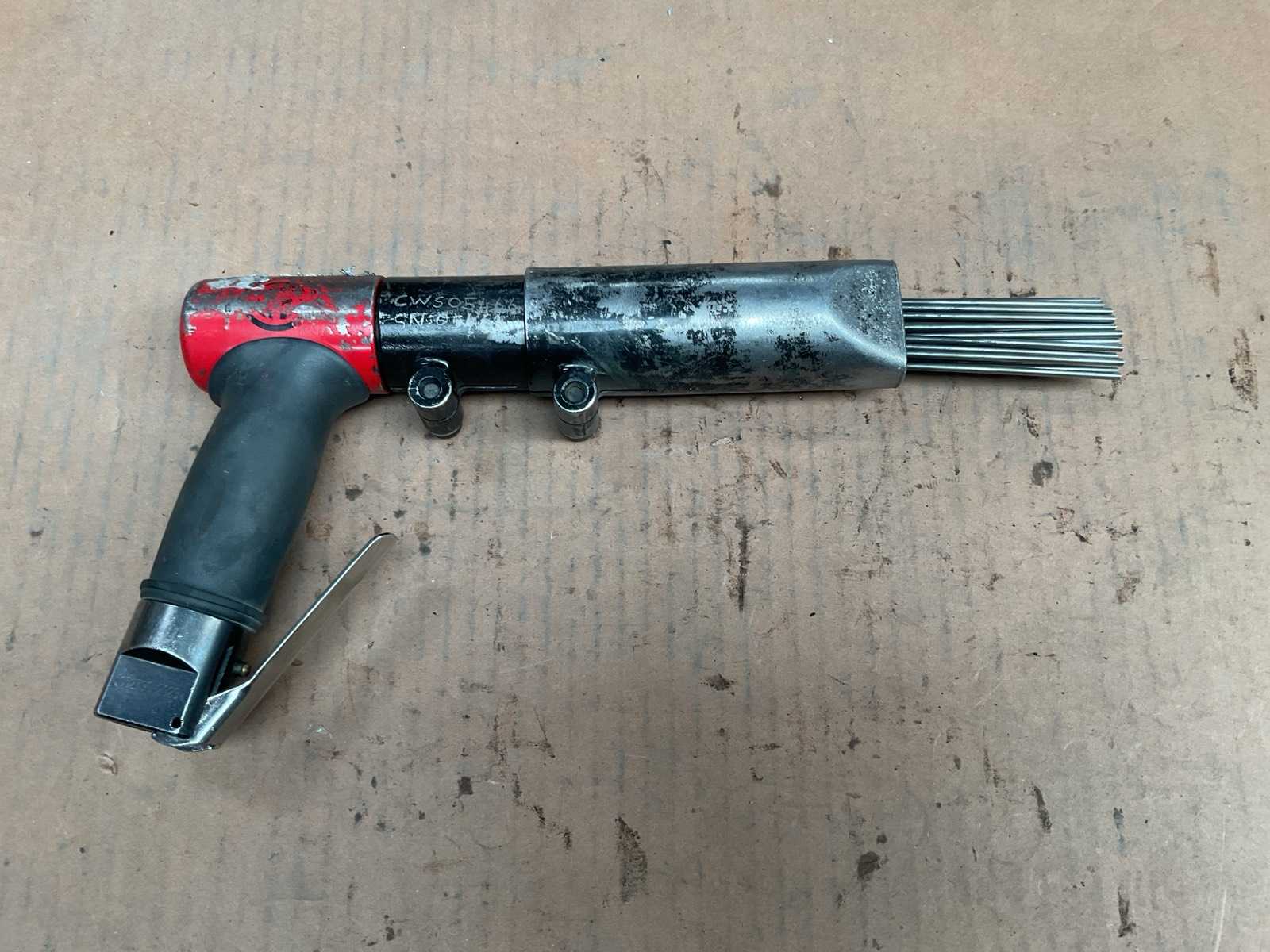 Pneumatische naaldbikhamer