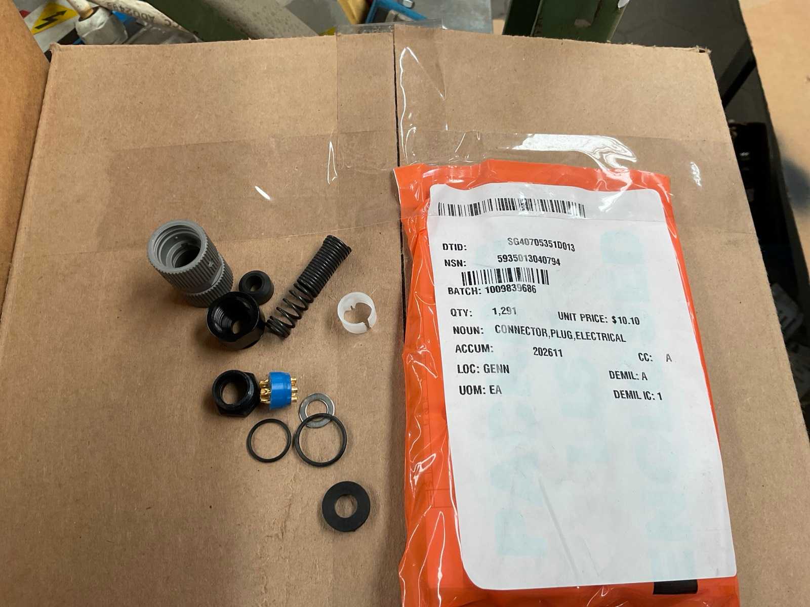 Electrical plug connector (691x)