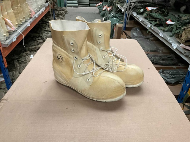 Size 11 W Extreme cold weather bunny boot