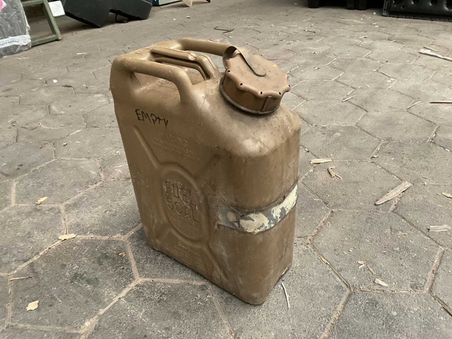 Fuel jerrycan; (6x)