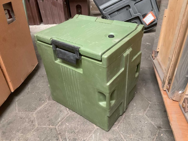 Cambro UPC400 Insulated food container