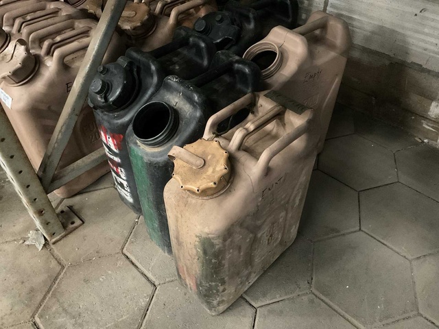 Verschillende jerrycans (5x)