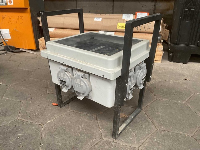 Power distribution box