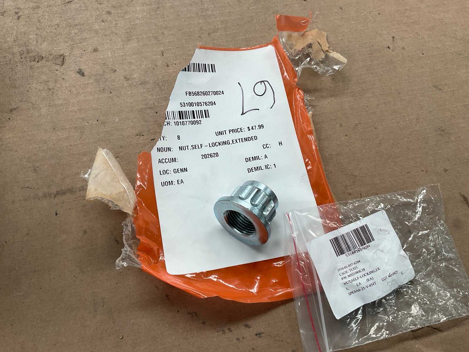 Self-locking nut (8x)