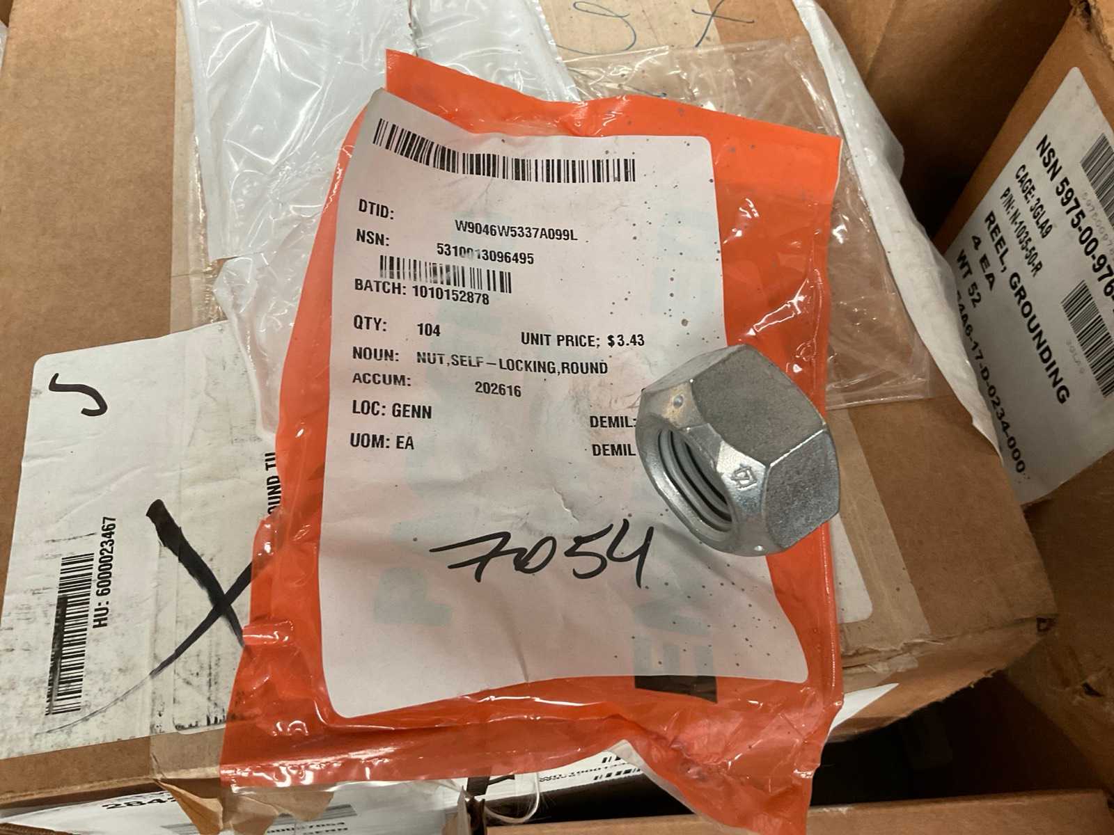 Self-locking round nut (104x)