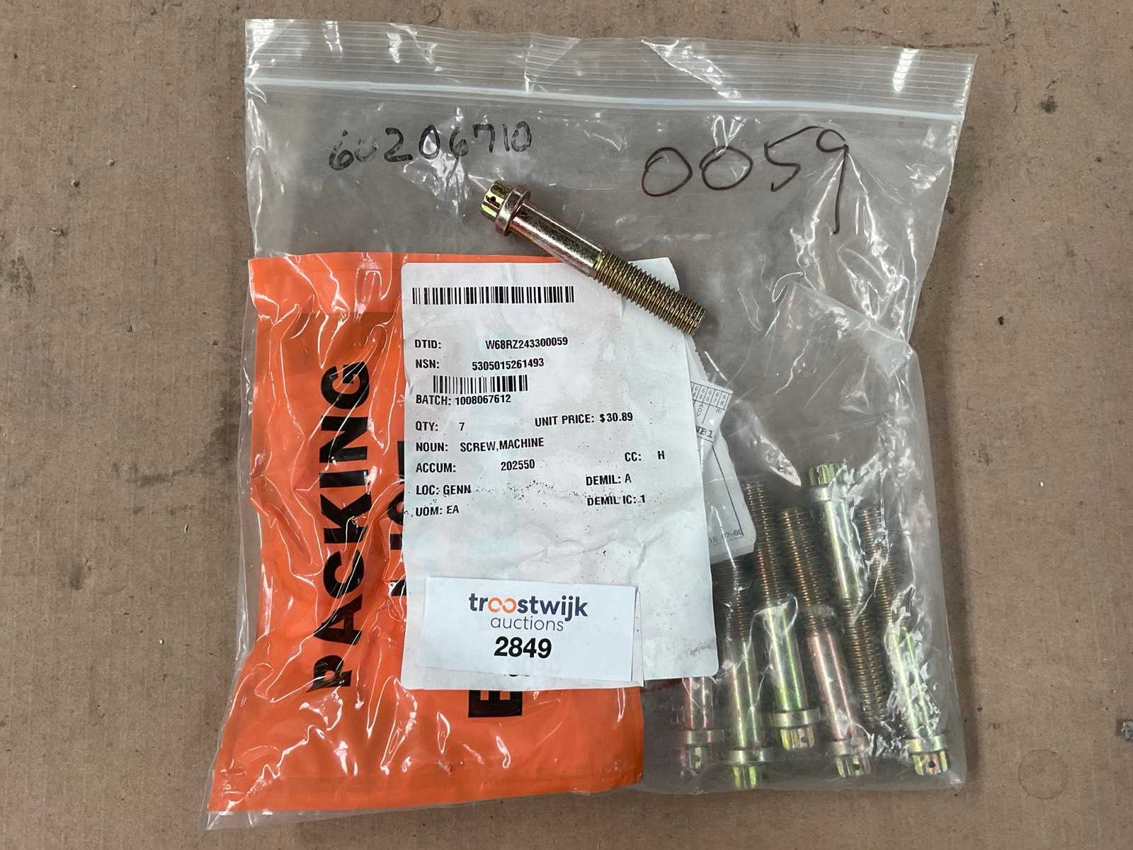 Machine screw (7x)