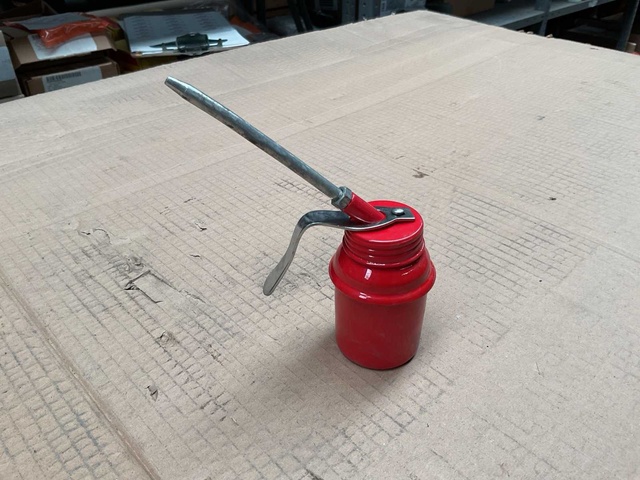 Hand oiler