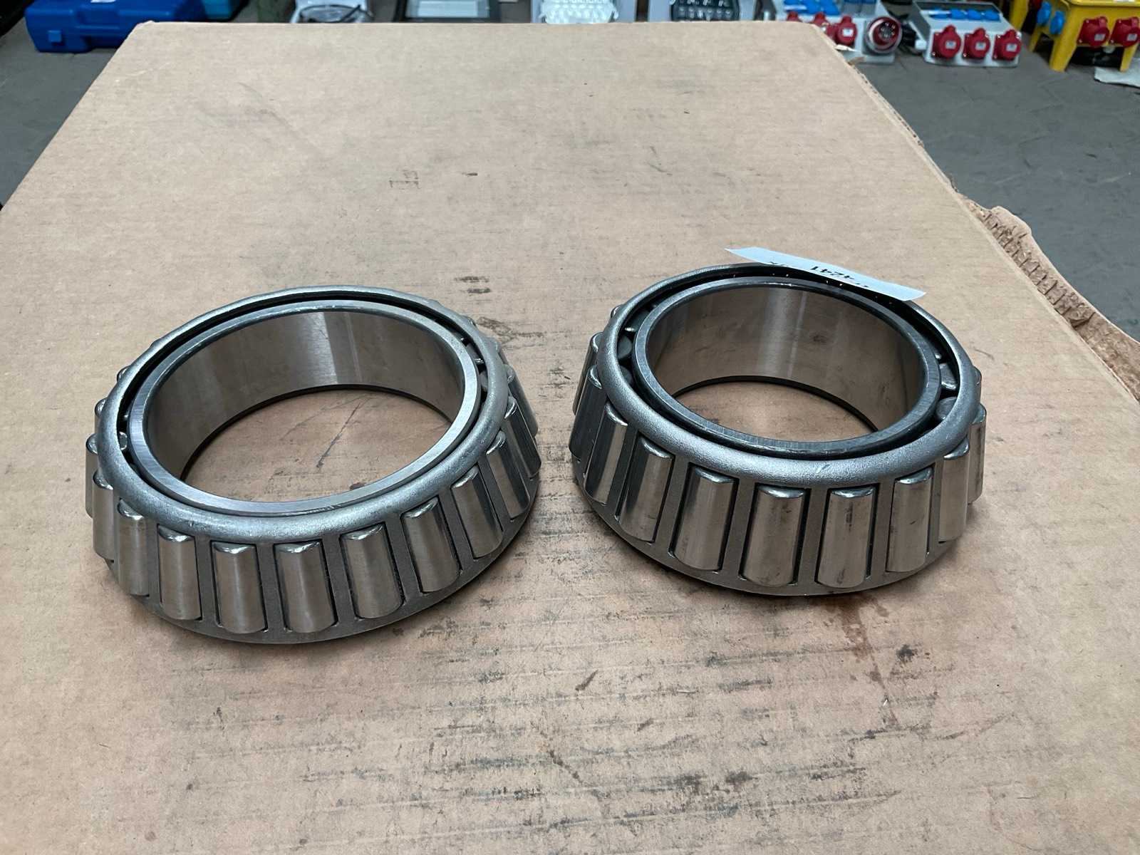 Tapered roller bearing (2x)