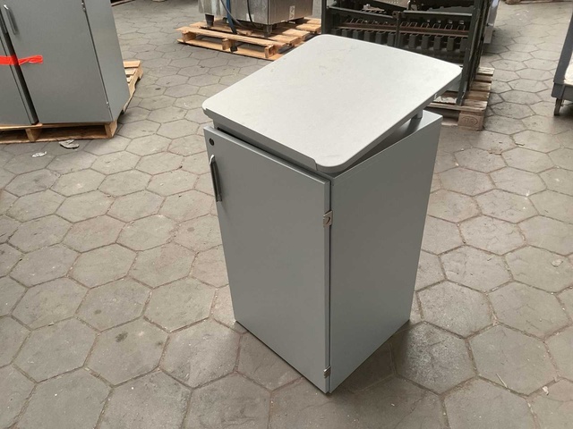 Podium met een kast. (4x)
