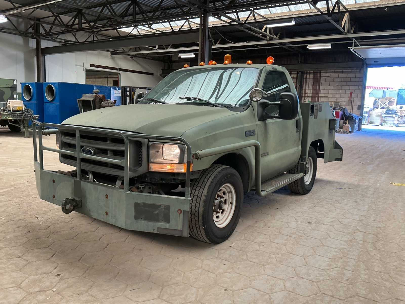 Ford - F350 Super Duty v8 - Army Vehicles - 2001