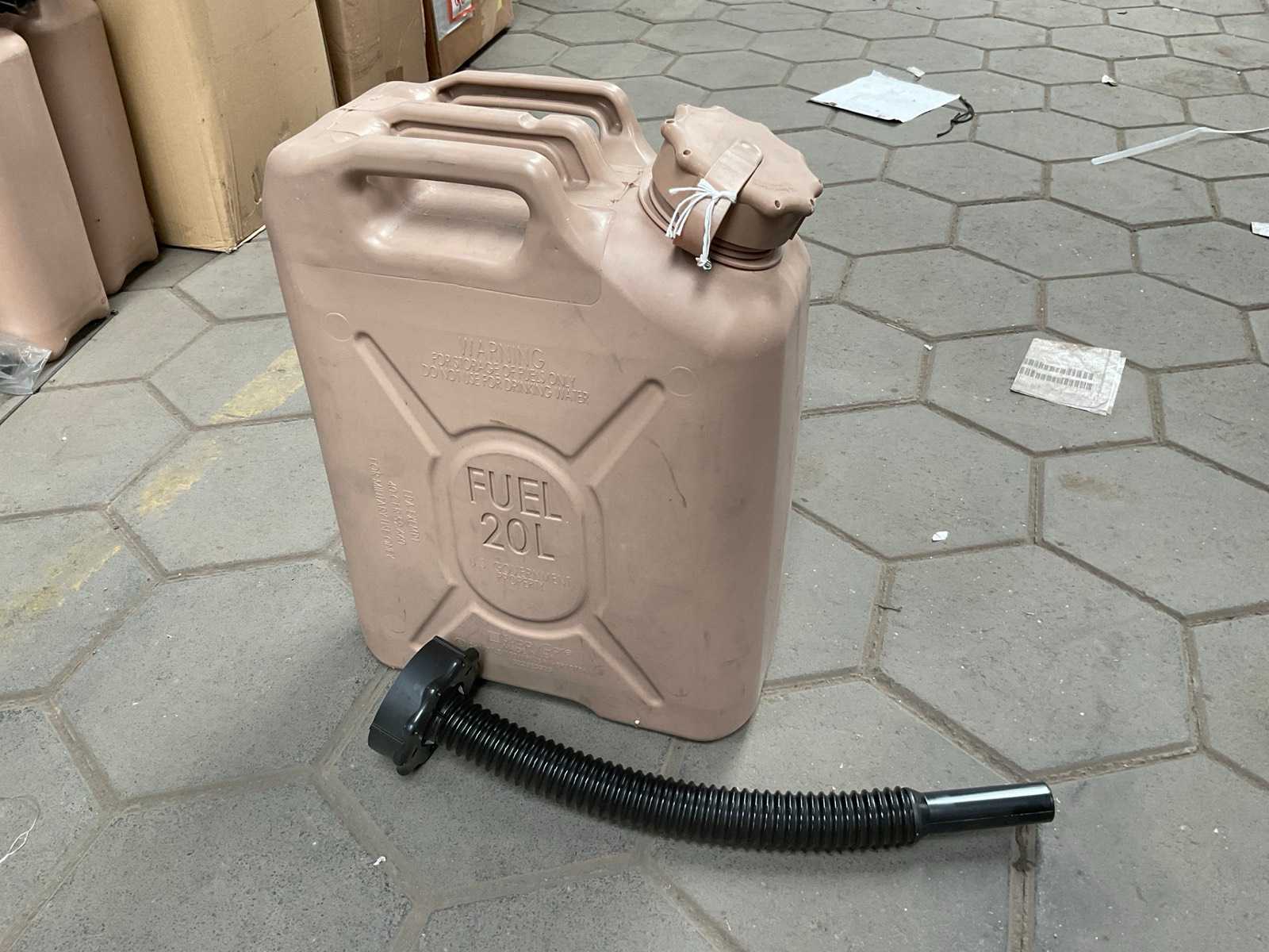 Fuel can (2x)