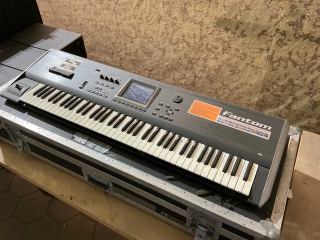 Roland Fantom FA-76 Synthesizer keyboard