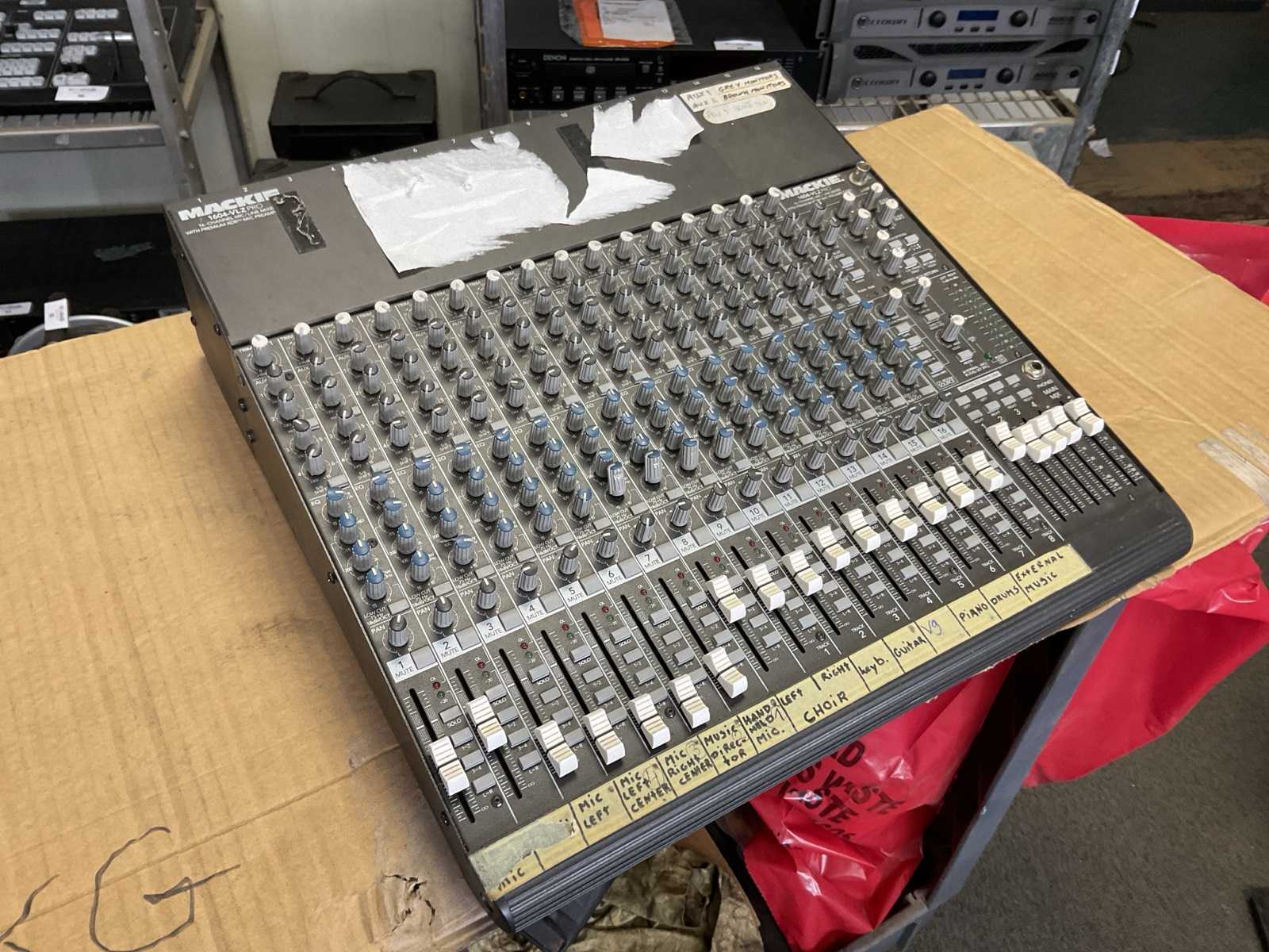 Mackie 1604-VLZ Pro 16-Channel Mic / Line Mixer Mengpaneel