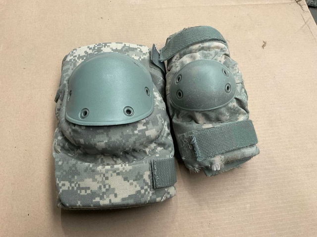 Knee and elbow pad set