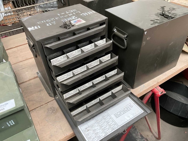 Vintage metalen onderdelen kast
