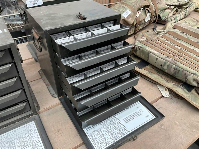 Vintage metalen onderdelen kast