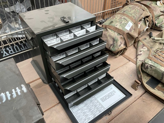 Vintage metalen onderdelen kast