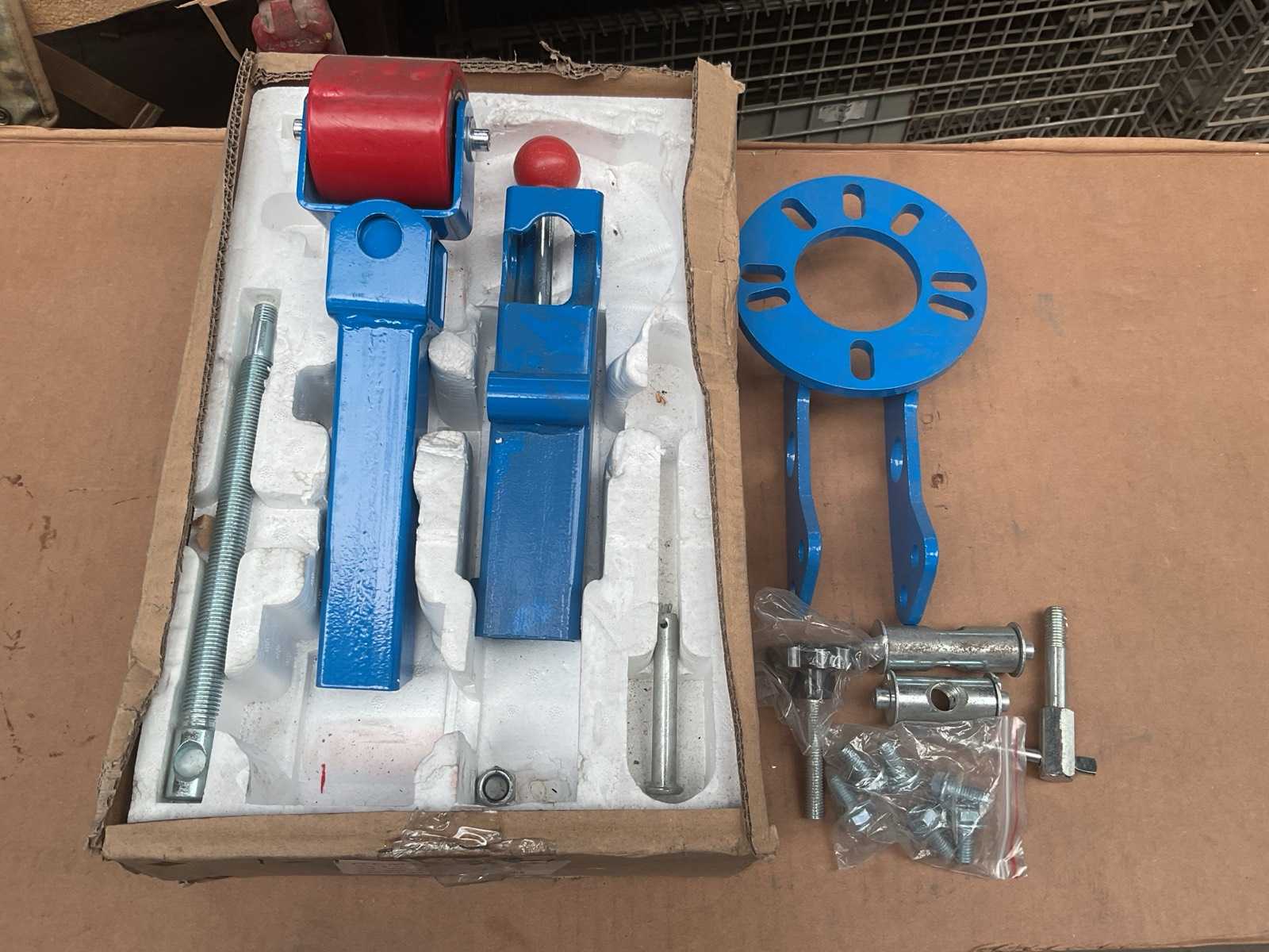 Universeel gereedschap voor het uitrollen van spatborden