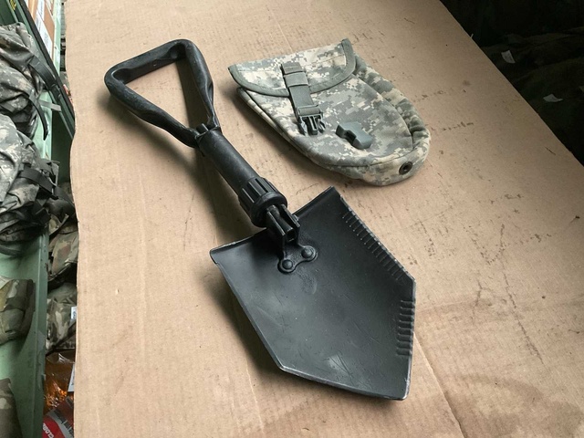 Intrenching tool with pouch (2x)