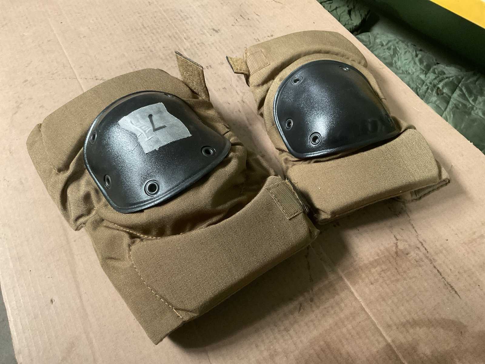 Knee pad set