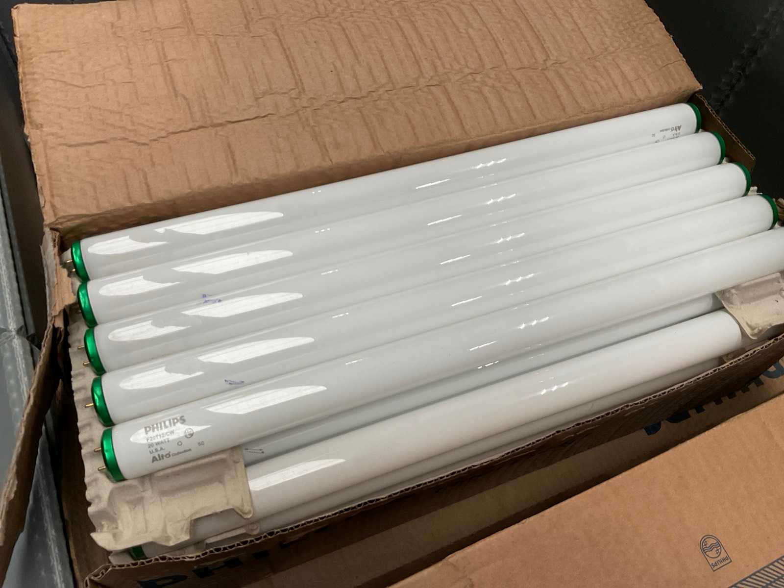 Philips F20T12/CW Fluorescent lamp (330x)