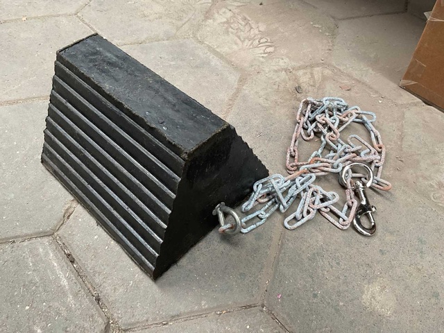 Wheel chock (2x)