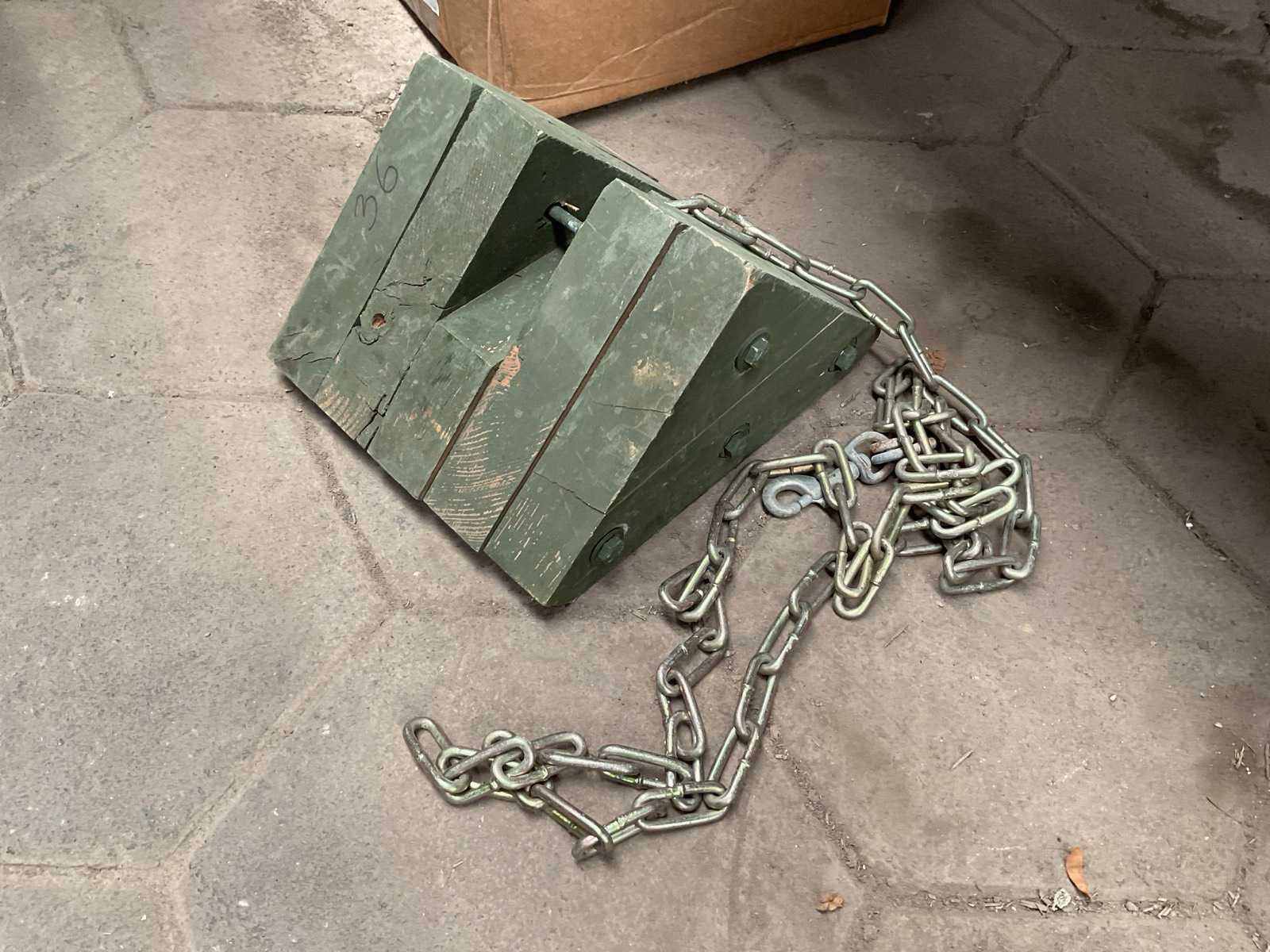 Wheel chock (2x)