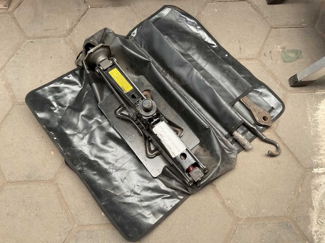 Hand Scissors Jack