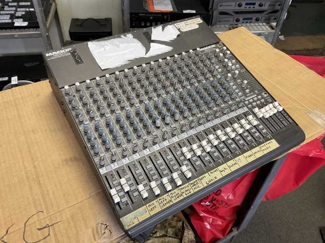 Mackie 1604-VLZ Pro 16-Channel Mic / Line Mixer Mengpaneel