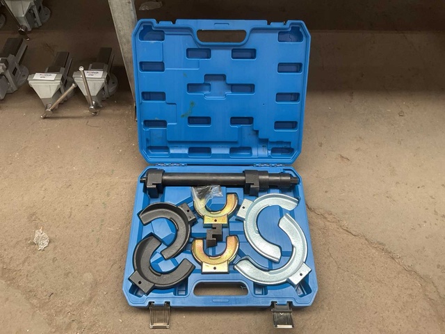 Interchangeable-fork spring compressor