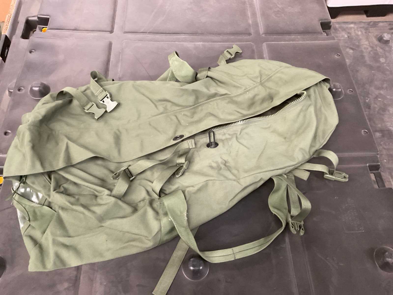 Duffel bag with zipper (106x)