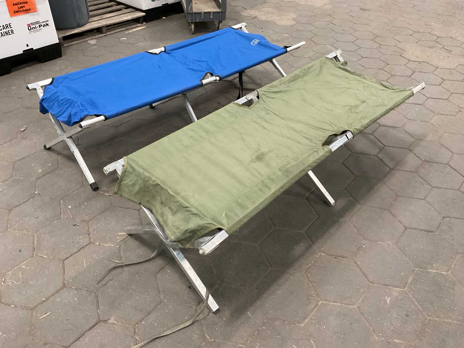 Folding cot (41x)