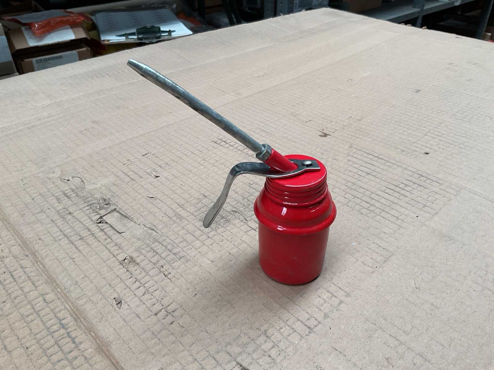 Hand oiler