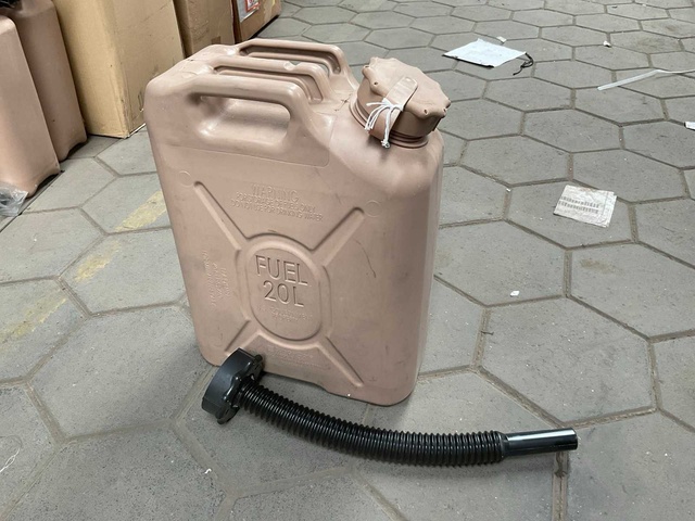 Fuel can (2x)